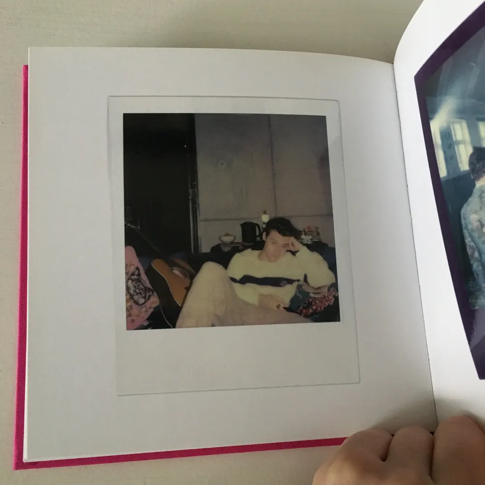 Bok fylld med polaroid foton köpt på Harry Styles Live On Tour 2018. Mest tour relaterade bilder i boken. Fint skick, möter upp i Sthlm.. Övrigt.