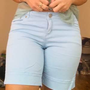 Bekväma och snygga ljusblå shorts i strechig jeans material. Från Laceedoute i str. 36. Använd 1gång. I Nyskick. Längd är normal lite över knän. Kan vikas upp ännu mer. Buda!