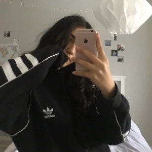 Adidas hoodie  - Svart oversize hoodie från Adidas i stl M, skulle säga att den passar även stl L då den är relativt stor i storleken men passar oversize på mig som vanligtvis har S/XS. Säljer pga att det inte är min stil längre men det är i toppskick och behöver en ny ägare som använder den mer💕 skickar fler bilder vid intresse och kan bjuda på frakten vid snabb affär 💕