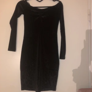 svart sammet klänning  - sjuukt snygg klänning som jag älskar men aldrig kommer till användning. den är svart sammet med leopard mönster på. man kan ha den som off shoulder! använd 1 gång! den passar mig som vanligtvis har 36