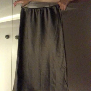 grå satin kjol - Säljer denna fina kjolen från Boohoo! Den har tyvärr inte fått någon användning så tänker att det är lika bra att sälja den. 🌞🌞