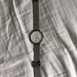 Säljer min klocka då jag redan har en annan. 32 mm, ordinarie pris 1599 kr. Hämtas i Göteborg/Mölndal 