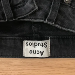 Acne jeans - Säljer mina acne jeans då de är för små. Mycket fint skick, endast använda fåtal gånger! Nypris ligger på ca 1000kr!  Har dragkedja på baksidan nertill. 