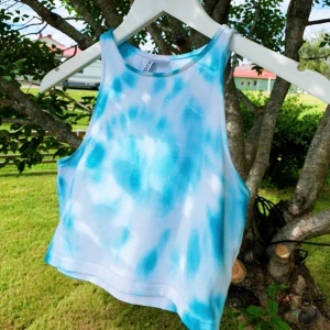 Blått Tie dye linne! 🌀🍭 - Ett superfint tiedye linne som är handfärgat i textilfärg och som tål tvättar på 30 grader. Linnet är i storlek S. Köparen står för frakten, 66kr