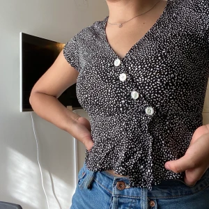 Blus  - En vacker blus som börjar bli för liten för mig. Fraktar och möts upp😊