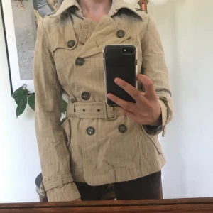 Vårjacka - Snygg vårjacka med skärp! Frakt på 63kr tilkommer ☺️💛