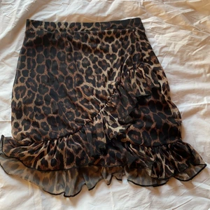 Leopard kjol - Super söt kjol från NLY trend, väldigt fint skick skulle säga att den är som ny