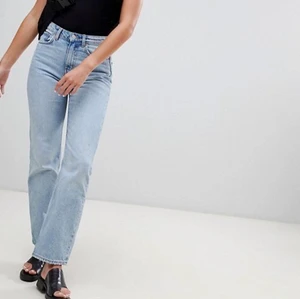 Weekday jeans - Jeans från weekday i modellen Voyage, storlek 24/28 vilket är minsta storleken. De är för korta för mig som är 162 cm men skulle säga att de kan bli helt perfekta om du är under 160 cm, helt oanvända och prislappen är kvar! Fraktar enbart och du står för frakten 💕💕