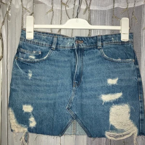 Jeanskjol - Zara, strl M - BUDA - Väldigt snygg jeanskjol i bra skick från Zara. Något liten i storleken. Köparen står för frakt!