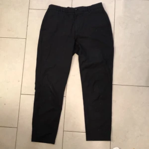 Bershka mörkblå kostymbyxor i 40 (eur) - Mörkblå cropped kostymbyxor från bershka i gott mående