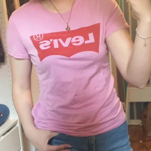 Rosa Levis t-shirt - Säljer min rosa levis tröja. Den är bara använd 2 gånger
