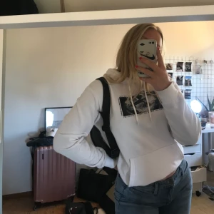 vit hoodie med tryck - fin hoodie med tryck både bak och fram. fraktar gärna med köparen står för frakt🥰🦋✨
