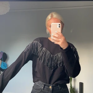 Tröja med fransar, storlek small - Skitcool tröja med fransar!!! Frakt kan tillkomma 