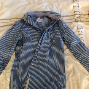 Skjorta/blus från lindex, sorlek 34 - Blå och vitrandig skjorta i bomull, använd få gånger,