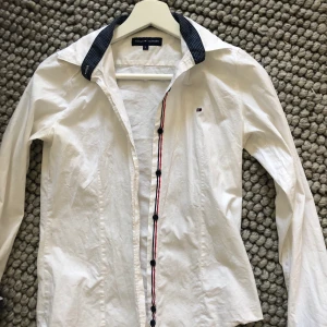 Hilfiger skjorta strl S - Vit skjorta i bra skick
