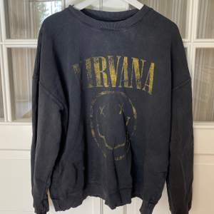 Intressekoll på denna tröja med Nirvana-logga! Inte urtvättad utan såg ut så vid köpet. Köpt för två år sen i Dubai. Frakt tillkommer, buda!!