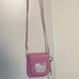 Vintage hello Kitty väska med blommigt typ på insidan + små handklovar 