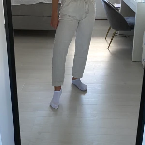 Linnebyxor - Ett bara beiga linnebyxor ifrån HM! Säljer dem för att dem tyvärr väldigt sällan kommer till användning. 60kr + frakt