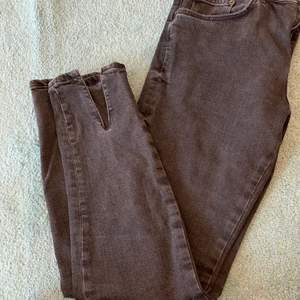 Jeans från Zara med slits fram på vristen. (Skorna är också till salu)  St 40 