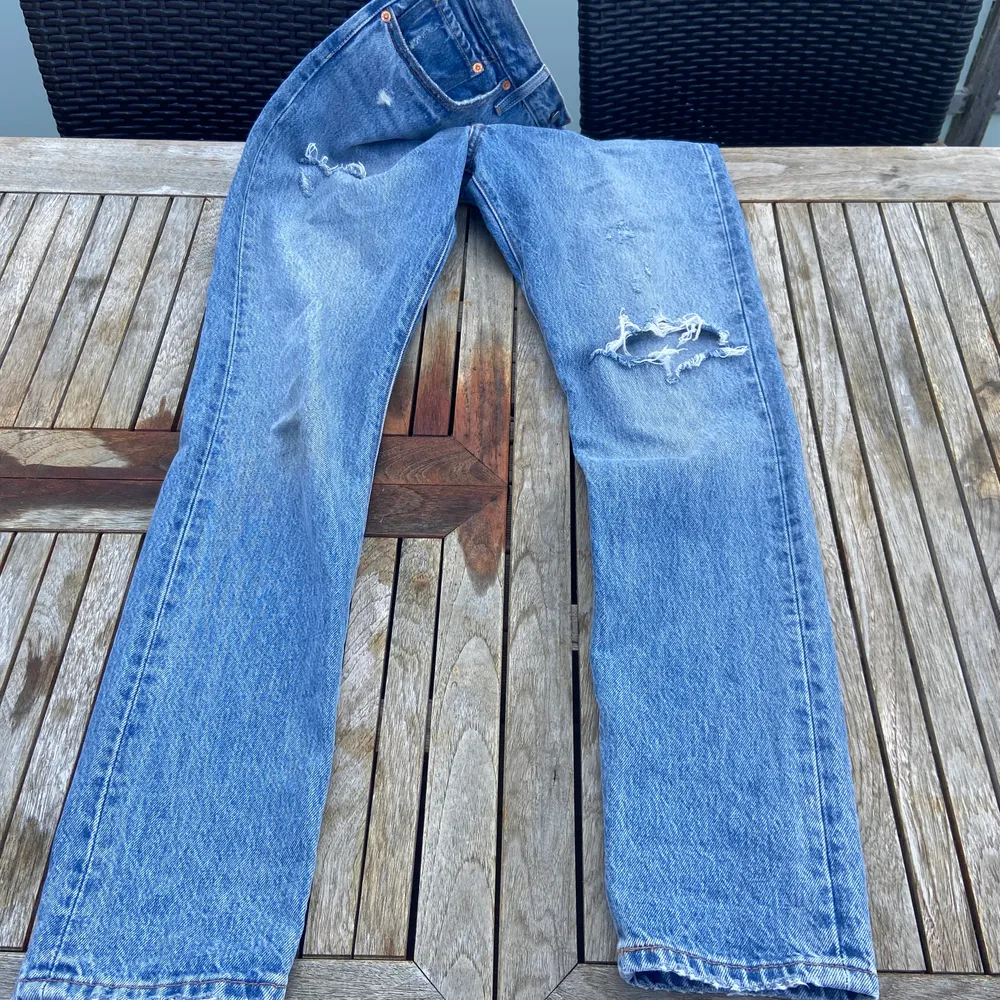 Ett par skit snygga Levis jeans som tyvärr blivit för stora:( bra skick! Storlek W30 L32                   (skulle nog säga att man kan räkna dom lite större i midjan)  priset kan diskuteras . Jeans & Byxor.