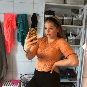 orange topp - orange topp från gina, storlek XS men passar mig som har S-M. bud från 80!