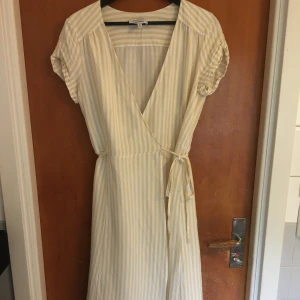 & other stories wrap dress - Superfin gulrandig wrap dress. Använd ett fåtal gånger, så i extremt gott skick. Inköpt för 700kr. 180kr+ frakt! 