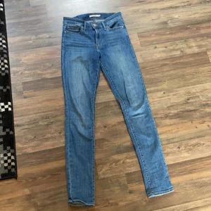 Skinny blue jeans från Levis. Strl 26 - Inga fläckar eller spruckna sömmar men definitivt använda! Det går dock att använda länge till! Synd att de nu är för små för mig ): Jag kan mötas upp i Stockholm och tar emot både swish och kontanter. Originalpris ca 1100kr Vill bara bli av med allt! Pruta gärna! Kan säkert fixa bra paketpris! 