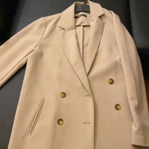 beige höst/vår kappa, stl 36 - Beige klassiska kappa från Gina tricot, använd Max 3 gånger. Ny pris 599kr
