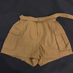Shorts från New Yorker - Mycket bra skick! Justerbara i midjan, formar midjan bra! Storlek 42/L