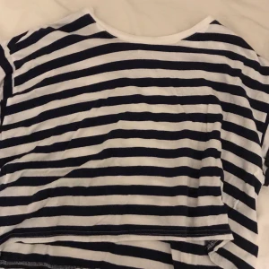 Randig T-shirt  - Blå vit randig T-shirt från HM. Sparsamt använd. Köparen står för frakten men pris går att diskutera så att alla blir nöjda!💗 Hör av er om det önskas mer bilder eller om ni undrar över något💗