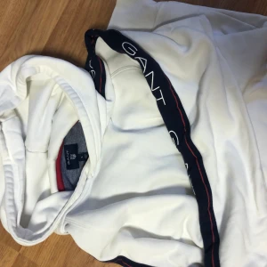 Gant hoodie - Gant hoodie från Gant. Storlek S. Vit men står Gant på armsidorna av hoodien.