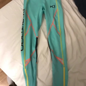 Träningstights från karitraa  - Superhäftiga träningstights som är väldigt lite använda. Väldigt stretchiga. Köparen står för frakten men pris går att diskutera så att alla blir nöjda!💗