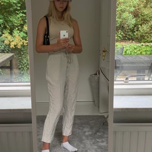 Linnebyxor - Skitsnygga linnebyxor i fint skick. Jättesköna också. Säljer pga för korta. Är 174 så passar nog jättebra för någon som är under 170, om man inte gillar dem korta. 100kr+29kr frakt🦋🦋