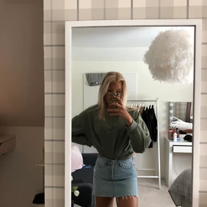 Jeanskjol bershka - Ljusblå jeanskjol från Bershka med slitningar💙