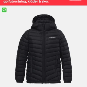 Jacka - Säljer min svarta peak performance jacka i svart från ni. Sparsamt använd den ser ut som ny inga märken inga hål eller fläckar på jackan.