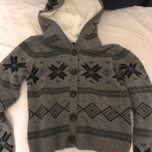 Supermysig kofta  - Stickad kofta från bondelid med supermysig luva. Använd fåtal gånger, nyskick. Köparen står för frakten men pris går att diskutera så att alla blir nöjda!💗 Hör av er om det önskas mer bilder eller om ni undrar över något💗