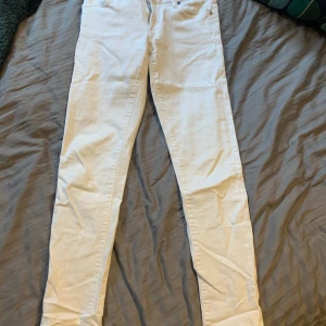 Crocker jeans strl 26/32 - Nästan oanvända jeans i storleken 26/32 i modellen skinny. Pris gäller utan frakt!