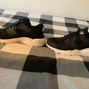 Nike air huarache - I stort sett oanvända.   Sköna men inte min stil.   Pris kan diskuteras.