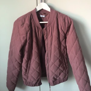 Lila rutig bomber jacka - En lila rutig bomberjacka. Knappt använd🙌🏻😍