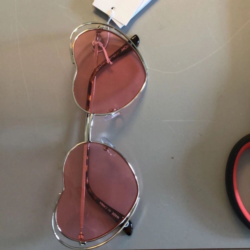 Helt nya oanvända solglasögon från Monki, påse ingår. Accessoarer.