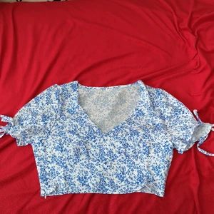 Super fin och trendig tröja!💙 - Jätte fin och sommrig tröja men som tyvärr var ett storlek för liten för mig men annars är den helt ny och i jätte bra skick👌Kan mötas upp i Malmö eller frakta men då står köparen för frakten. 