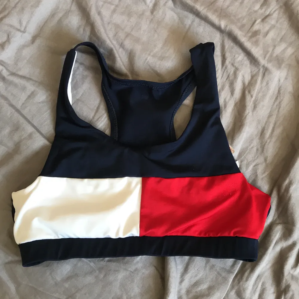 En Tommy hilfiger bikini överdel, säljer den för den är för liten. Toppar.