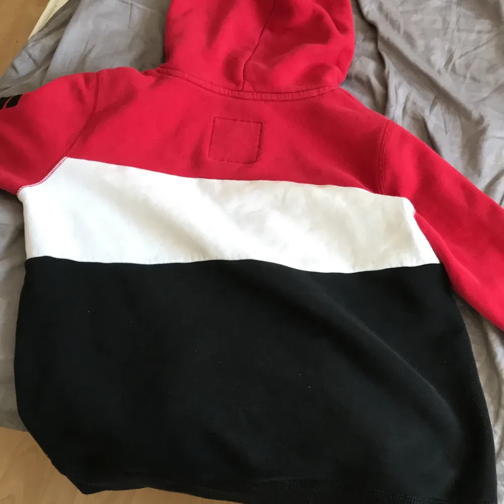 En röd/svart/vit jätte fin hoodie från hollister, nästan aldrig använd för har inte haft rätt tillfälle, nu är den för liten. Hoodies.