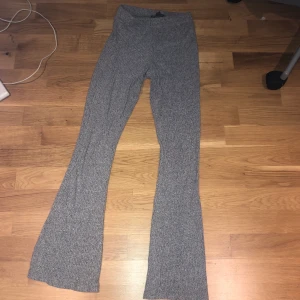 Gråa byxor - Fina ribbade gråa sköna utsvängda byxor i skönt och stretchigt material💕 från primark, säljer pågrund av för små för mig som är 165