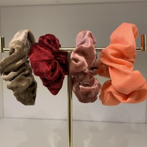 Tofs/scrunchie - 3 st i sammet, en i korallfärg. Oanvända och fina. 15kr/st eller alla för 50kr