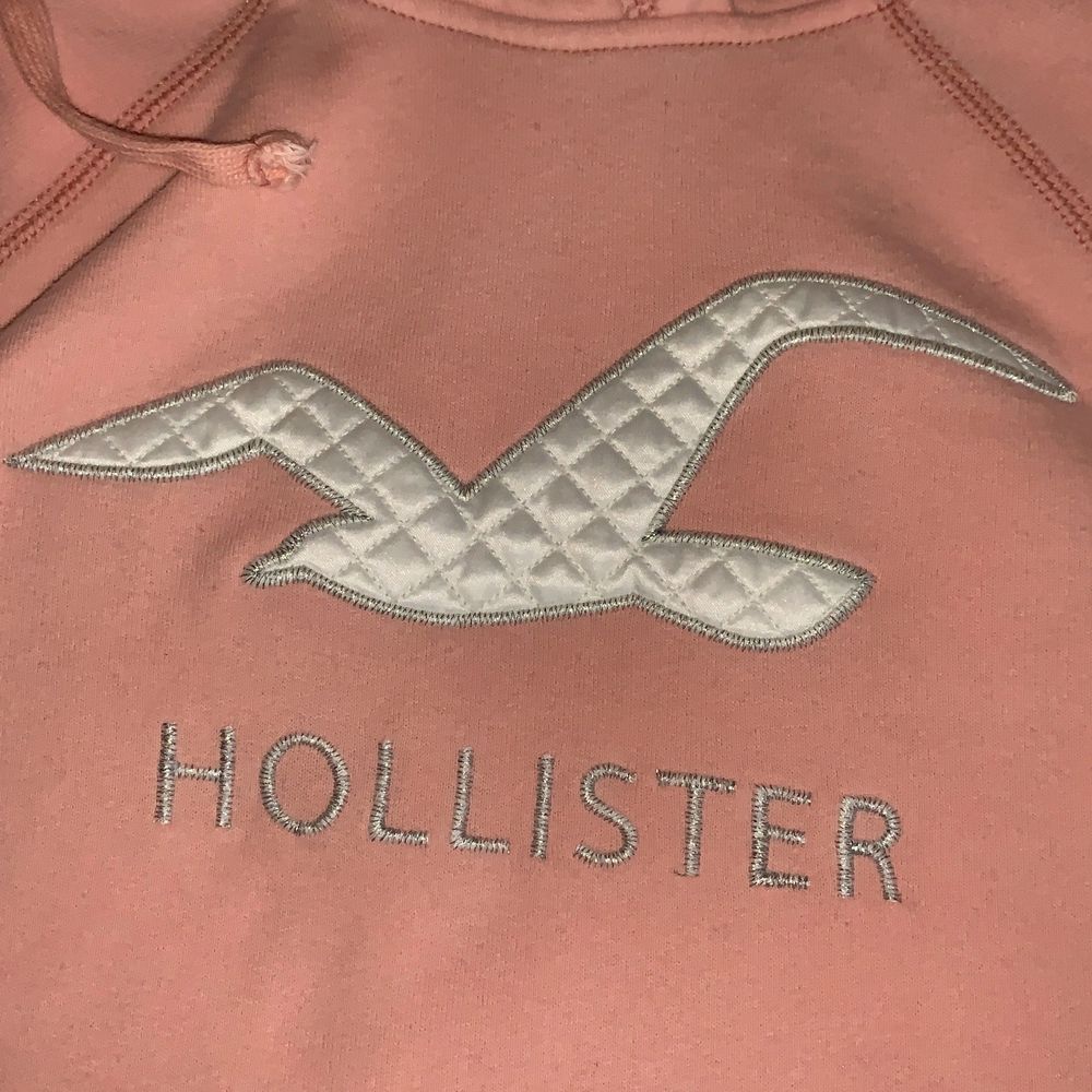 Super söt rosa hoodie från hollister. Använd ett fåtal gånger, skönt och behagligt material. Strl S. Super fint print på framsidan med fågeln o texten. Ordinarie pris ligger runt 500kr men säljs för 190kr+ frakt. Hör av dig vid intresse, pris kan diskuteras💗. Huvtröjor & Träningströjor.
