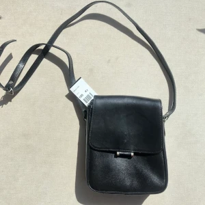 Väska  - Gullig svart väska 