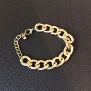 Guldkedja - armband - Oanvänd guldkedja-armband. Säljes pga är lite för stor för mig, vilket gjort att den inte kommit till användning. 