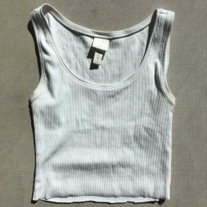 Linne  - Snyggt lite ribbat linne från hm. Avklippta men aldrig använt 