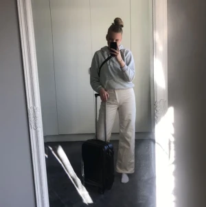 Weekday byxor - Säljer dessa jättefina beige Manchesterbyxorna. Är använda men är fortfarande i fint skick. Passar perfekt nu på hösten till en stickad tröja eller en stor hoodie! Storlek 38. 